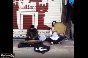 آواز خیابانی؛ ببینید بند زهیچ با اون لباس و استایل خاصشون چه آهنگ گوش نوازی میزنن