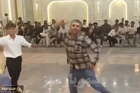 آواز شاد؛ حرکات موزون مرد جوری قاطی پاتیه انگار مغزش با بدنش ضد هم شدن