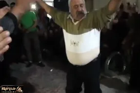 آواز شاد؛ پیرمرد درشت جثه و اندام چه رقص بابا کرمی میره ملت مثل مور و ملخ دورش ریختن