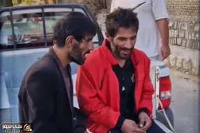 آواز جگرسوز؛ برادر دوقلوها معتاد پشت وانت نشستن چه هق هق کنان آهنگ محلی میخونن