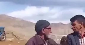 آواز شاد؛ ببینید این پیرمرد با این سن و سالش چه گرد و خاکی کرده با آهنگ ترکی وسط روستا