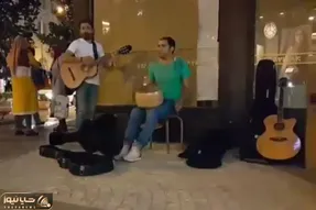 آواز خیابانی؛ ببینید این دو جوون آهنگ زمستون خدا هوا سرد دمش گرمو چه پرانرژی خوندن