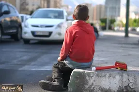 آواز احساسی؛ بچه کار با چه بساطی سوزناک کف خیابون آهنگ میخونه فقط چای دادنش