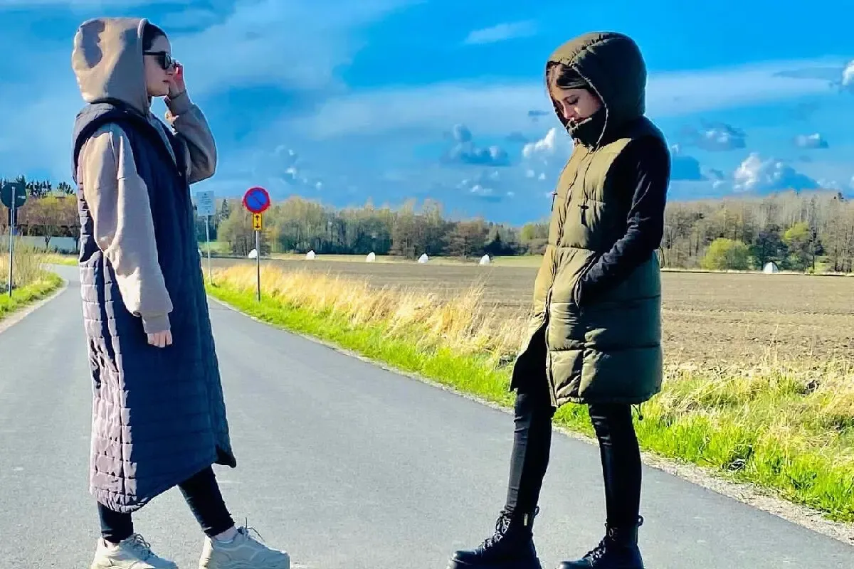 سارا و نیکا در خیابان های سوئد در حال خود نمایی و ولگردی!