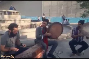 آواز خیابانی؛ ببینید گروه ز هیچ چه دلنواز و هماهنگ آهنگ مرغ سحر رو میزنن و میخونن