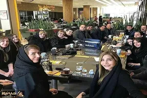 آواز هنرمندانه؛ بازیگرامون با آه و ناله تو بهشت زهرا واسه همکارشون دسته جمعی خوندن