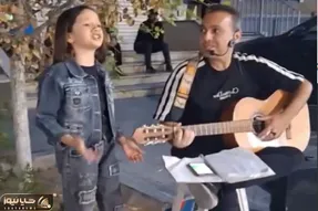 آواز خیابانی؛ دختر چشم ابرو مشکی کوچک اومد پیش خواننده گفت تا براش بزنه و اون بخونه
