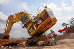 ابزارآلات غول پیکر؛ سهل انگاری اپراتور بیل مکانیکی فاجعه بار آورد