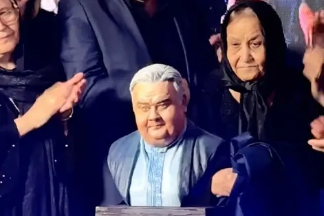 مادر اکبر عبدی از تندیس پسر دلبندش رونمایی کرد