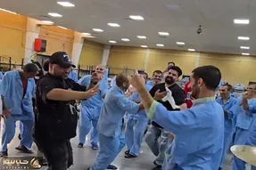 آواز محلی؛ خواننده مردمی رفته پیش افراد به دام اعتیاد گرفتار و بی خانمان چه رقصی کردن