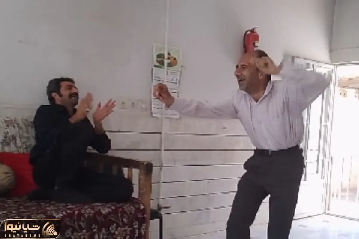 آواز شاد؛ حسن آقا تو قهوه خونه براش آهنگ بندری میخونن و میرقصه اداها دیدنیه