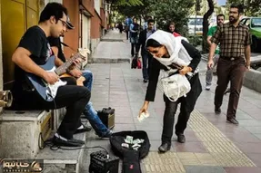 آواز خیابانی؛ جوون خوش صدایی که از گوگوش خوند و همه رو دور خودش جمع کرد
