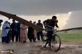 اختراع سنتی؛ مرد افغانی دوچرخه پرنده ساخت رکاب زد انقد اوج گرفت سر از ایران درآوورد