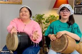 آواز شاد؛ دختربچها با محدودیت اوتیسم یه دختر دارم شاه نداره اجرا میکنن اطواراشون قند