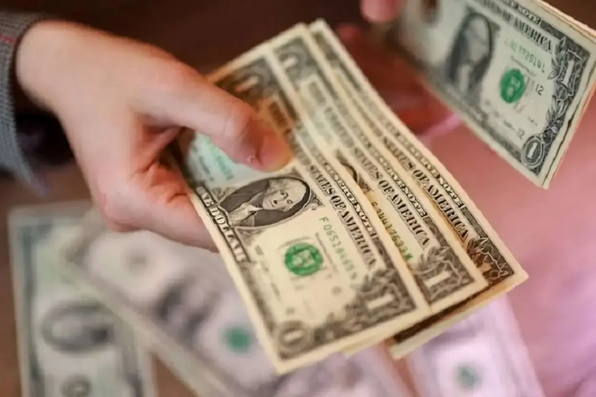 دلار دولتی مشتری ندارد! چرا کسی برای خرید دلار با کارت ملی صف نمی‌کشد؟