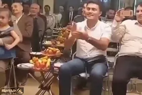 آواز محلی؛ این پیرمرد شیک با آهنگ محلی ترکی چقدر قشنگ مجسمه ای عروسی رو گرم کرد