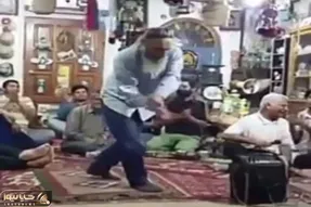 آواز شاد؛ پیرمرد سرخوش بلند شد تو جمع یه رقص برقی لامپ وا کن رفت ملت دیوارو گاز میزنن