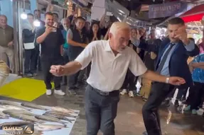 آواز شاد؛ صادق بوقی با رقصش بلایی سر مرد کت شلواری آورد که زد سیم آخر با پاش گیتا زد