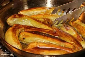 ترفندهای خانه داری؛ فقط با یه قاشق روغن کلی بادمجون رو سرخ کنید