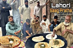 غذای خیابانی؛ ببینید این پیرمرد تو خرابه گوشه خیابان چه خوراک نونی جذابی می پزه