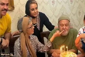 سکانس شاد/تولد اکبر عبدی در جمع خصوصی همراه با همسرش /همه براش میخونند و میرقصند