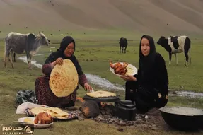 غذای چوپانی ؛ زنان دهاتی افغان تو ییلاق باصفا مرغ با پلو پختن روح آدم صیقل میشه