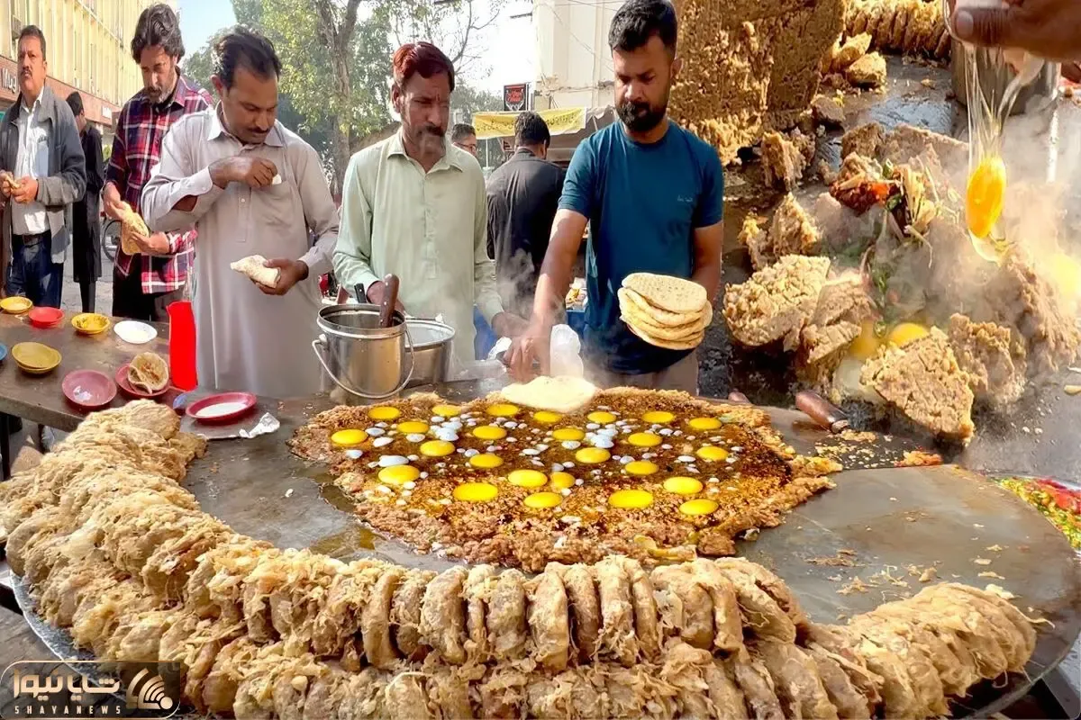 غذای خیابانی؛ شامی شاهی بمبئی که کنار جاده می پزن و مردم واسه خوردنش تو صفن