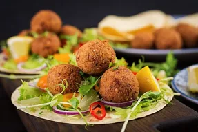 7 راز خوشمزه تر شدن ساندویچ فلافل؛ چه کار کنیم که فلافلا سفت یا خمیر نشن؟