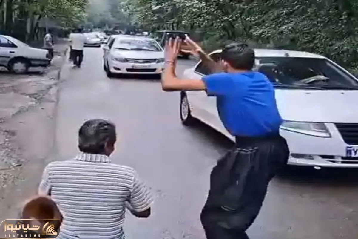 آواز خیابانی؛ یکی اهنگ میزد و رفیق جوگیرشم با زیرشلواری اومد وسط خیابون رقصید