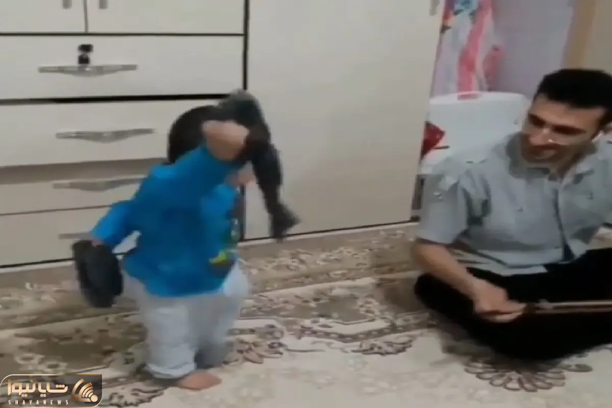 آواز شاد؛ پدر بچه ساز زد فسقلی جوگیر شد با جورابای باباش یه رقص کردی توپ رفت غش میکنی