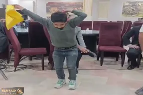 آواز شاد؛ رقص سرچوبی پسربچه تو عروسی بزرگان رو انگشت به دهن کرد اقتدارش تنتو میلرزونه