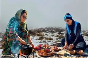 غذای خوش پخت دهاتی؛ مادر و دختر تو طبیعت دلنواز برفی چه گردو پلو دلچسبی طبخ می کنن
