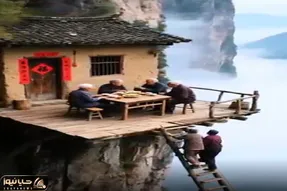 معماری خلاقانه؛ تو بغل ابرا خونه ساختن برا رفت و آمد نردبون گذاشتن وسط مه دید نداره