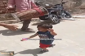 آواز شاد؛ انقد رقص یه ذره بچه خوبه یه ایل آدم براش صدتا ساز میزنن زوم قرهای ریزش میشی