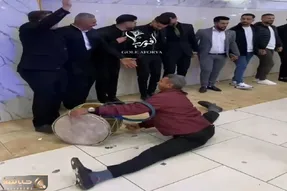 آواز شاد؛ مرد نوه بروسلیه 180 زده کف تالار طبل میزنه هر کسی رد میشه پول بارونش میکنه
