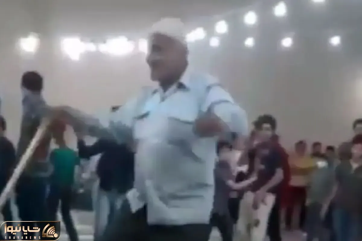 آواز احساسی؛ پیرمرد با عصا همه رو میزنه که خودش با آهنگ یه حلقه طلایی برقصه