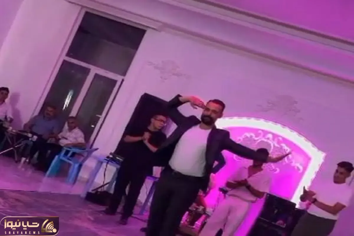 آواز شاد؛ پسره وسط تالار با حرکات اسلومیشن میاد وسط همه ام شعف میکنن!!!