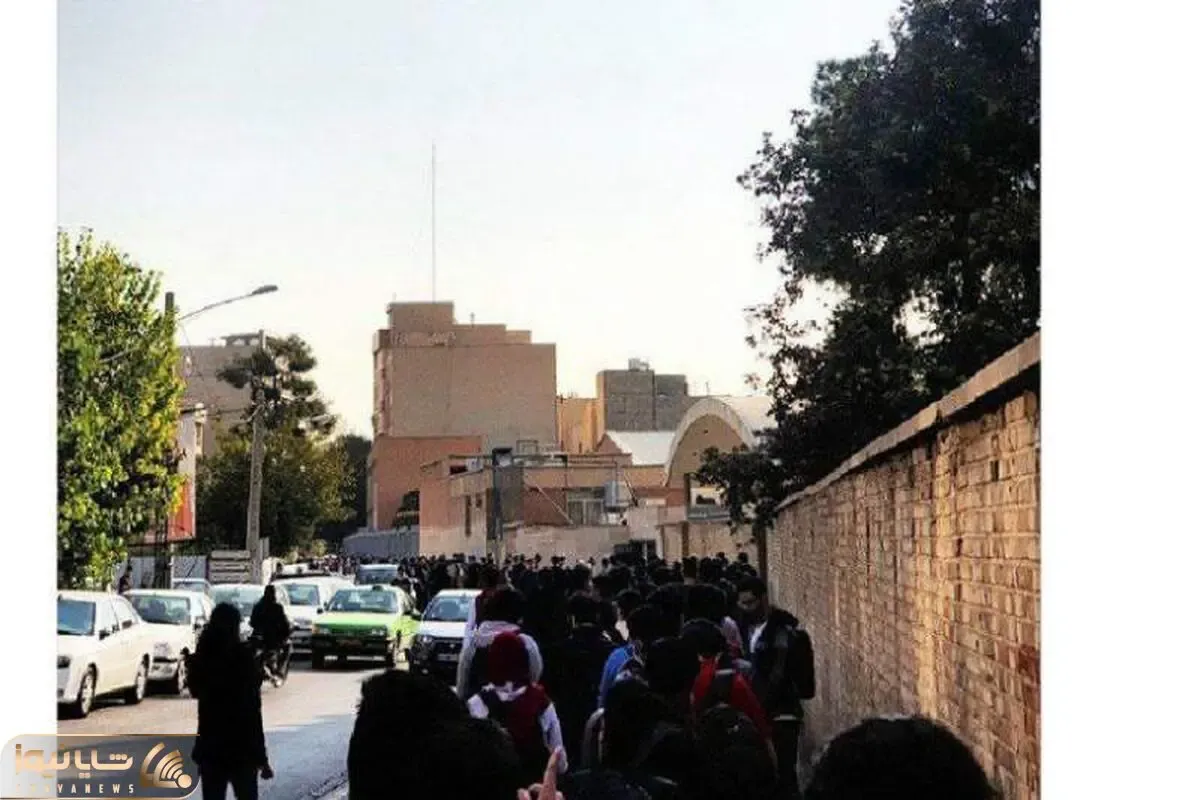 (عکس) صف جنجالی و خبرساز مقابل دانشگاه شریف