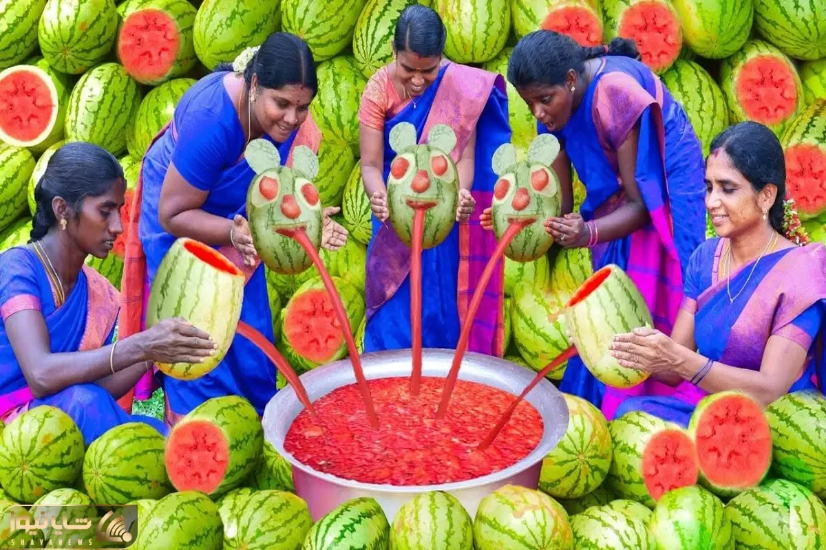 آبمیوه هندوانه ای؛ اندازه یه هجده چرخ هندوانه ریختن دورشون نشستن دستی آبشو میگیرن
