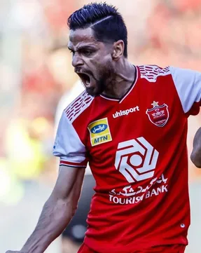 (عکس) کاپیتان پرسپولیس در لیگ بیست و دوم!