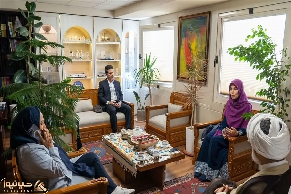 (عکس) دیدار همایون شجریان با روحانی مسئول به میان داری یک زن