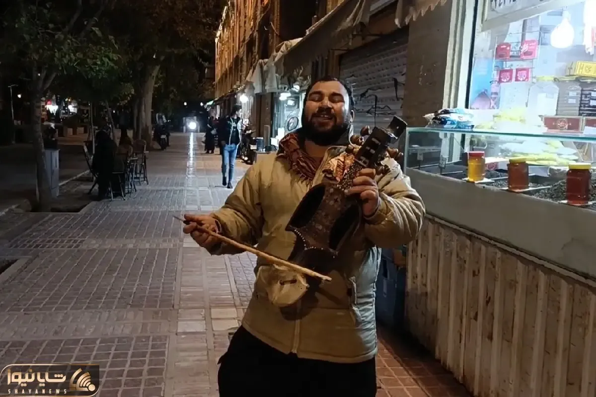 آواز خیابانی؛ ببینید خواننده افغانی چطور تو خیابان های شیراز هنرنمایی میکنه با سازش!