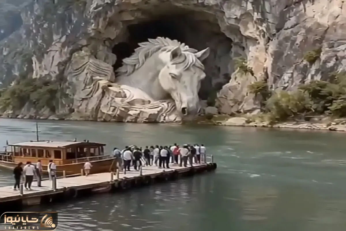 معماری طبیعت؛ فواره ی سنگی اسب متحرک که موقع شیهه کشیدن آب میپاشه