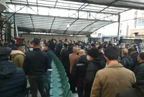 ویدیو ازدحام مردم و صف در مقابل فرمانداری برای کسب مجوز خروج از تهران