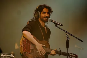 آواز احساسی؛ معین زد تو کنسرتش میکروفونو داد عرفان طهماسبی خوند همه حواسا رفت سمت اون