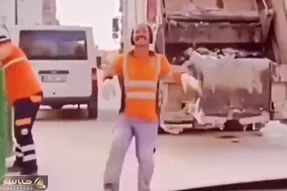 آواز اصیل؛ این رفتگر شهرداری دل همه رو خون کرد با رقصش طفلی چه دل صافی داره