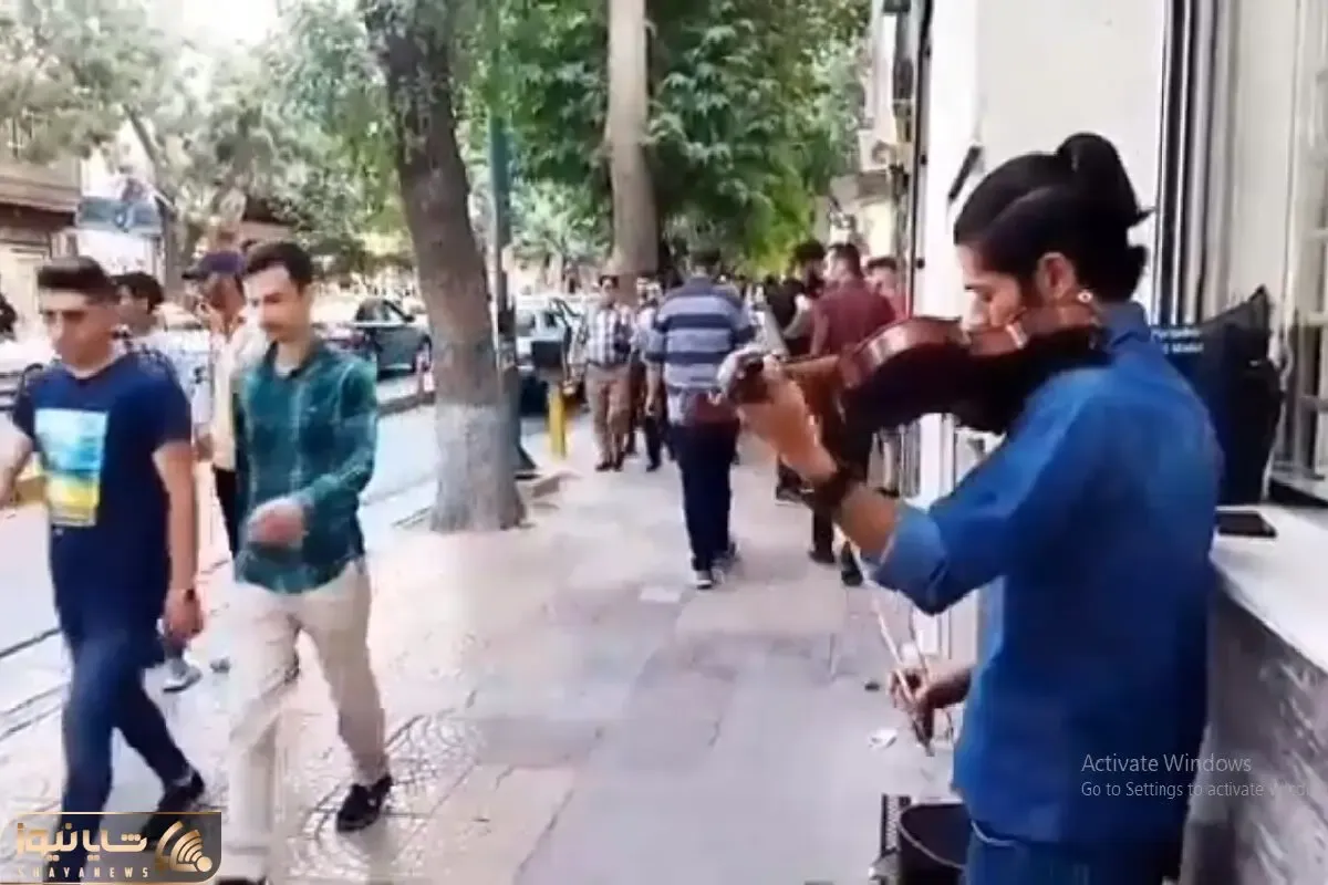 آواز خیابانی؛ ببینید این ویولن زن که مو دم اسبی چطور بین مردم غوغا به پا کرده!