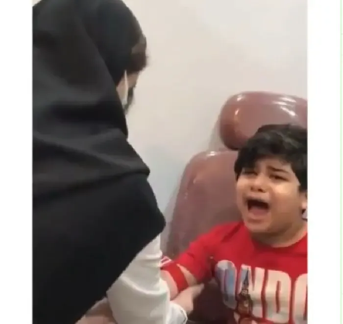 ویدیو پر بازدید امروز واکنش عجیب پسر بچه موقع آزمایش!