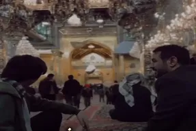مرد جوان در حرم حضرت عباس علیه السلام چنان خوب خواند زائرین همه سر تا پا گوش شدند