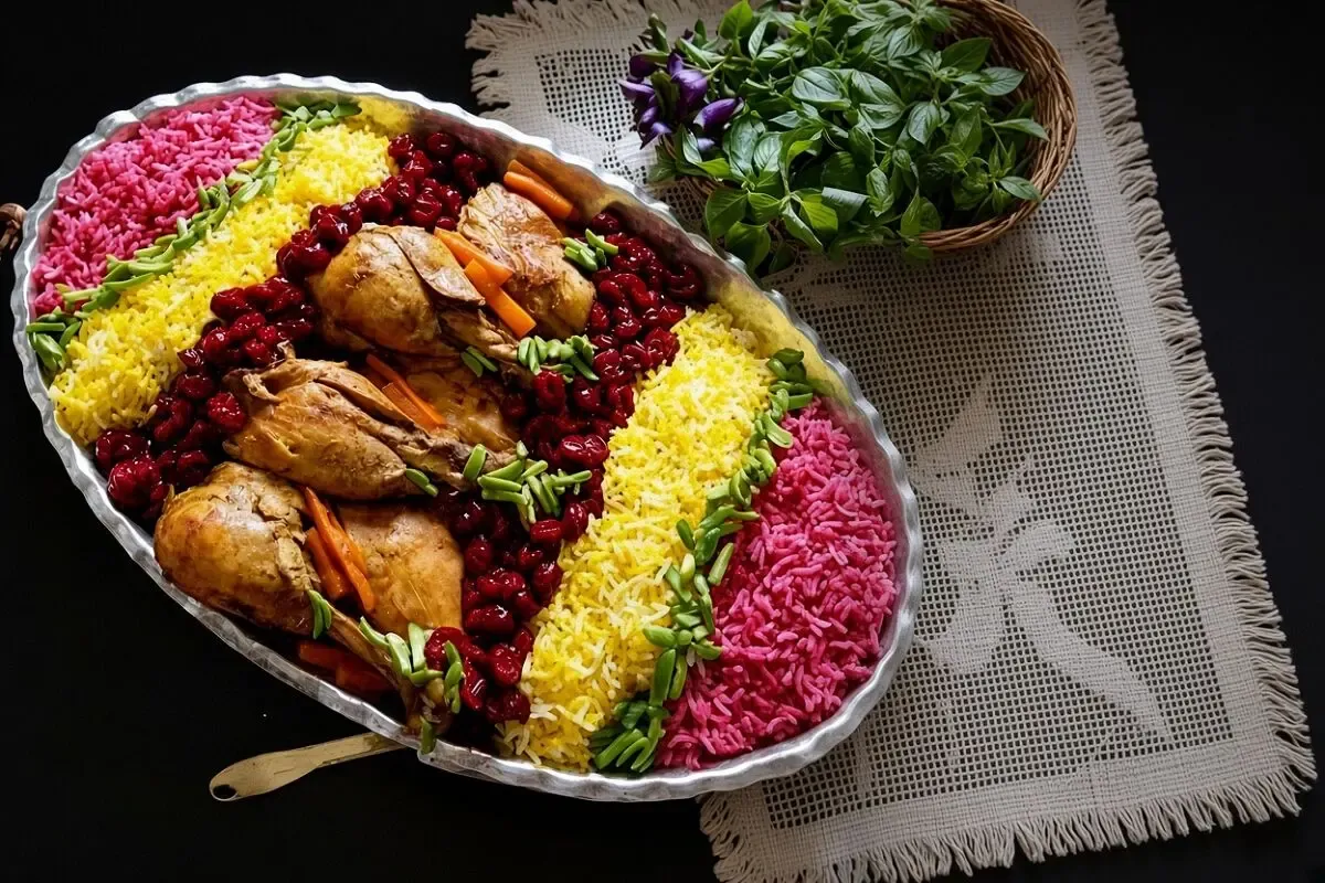 طرز تهیه آلبالو پلو با مرغ زعفرانی؛ ترفند های خوشمزه تر شدنش